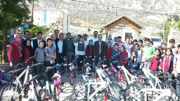 Karaman İl Sağlık Müdürlüğü Ermenek Halk Sağlığı Müdürlüğünün ilk ve ortaokul öğrencilerine hediye ettiği bisikletlerin dağıtımına başlanmıştır.