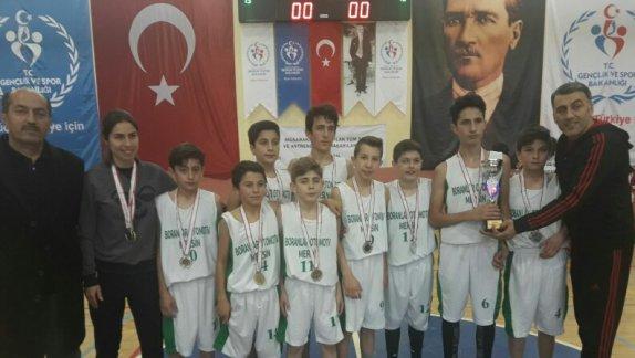  Hatice ve Hakkı Polat Ortaokulu Basketbol Takımlarından Büyük Başarı