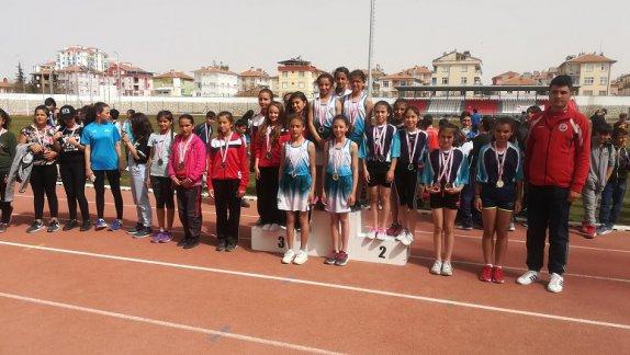 Fikret Ünlü Yatılı Bölge Ortaokulu Puanlı Atletizm yarışmalarında Küçük Kızlar takımı İl 3. olmuştur