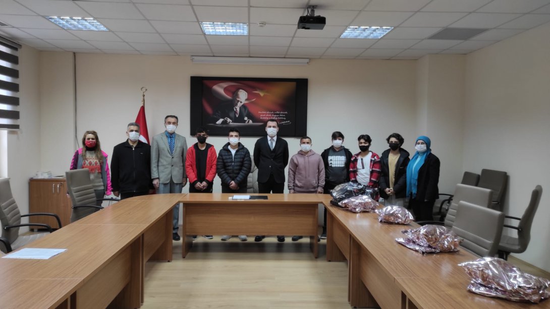 Güreşçi öğrencilerimize Sayın Kaymakamımız Hacı Osman HÖKELEKLİ tarafından spor malzemeleri hediye edildi.
