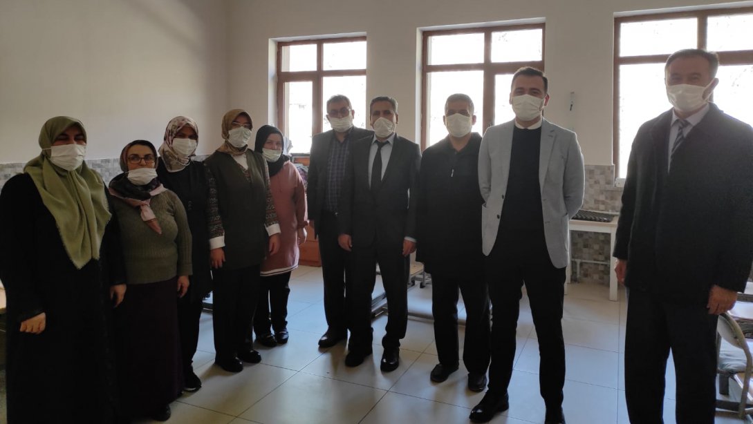 Kaymakamımız ve İlçe Milli Eğitim Müdürümüz Halk Eğitim kurslarımızı ve ZGS Atatürk İlkokulunu ziyaret etti.