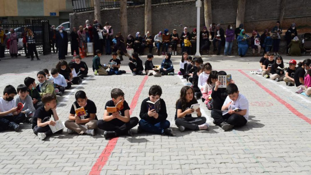 Kütüphane haftası etkinlikleri kapsamında ZGS Atatürk ilkokulunda gerçekleştirdiğimiz programa Sayın Kaymakamımız Hacı Osman HÖKELEKLİ ve İlçe Milli Eğitim Müdürümüz Hasan Açıkgöz katıldılar.