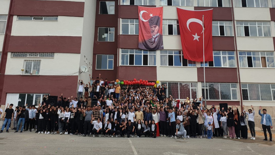 Ermenek Anadolu Lisesi tarafından 19 Mayıs Gençlik Haftası münasebetiyle program düzenlendi.