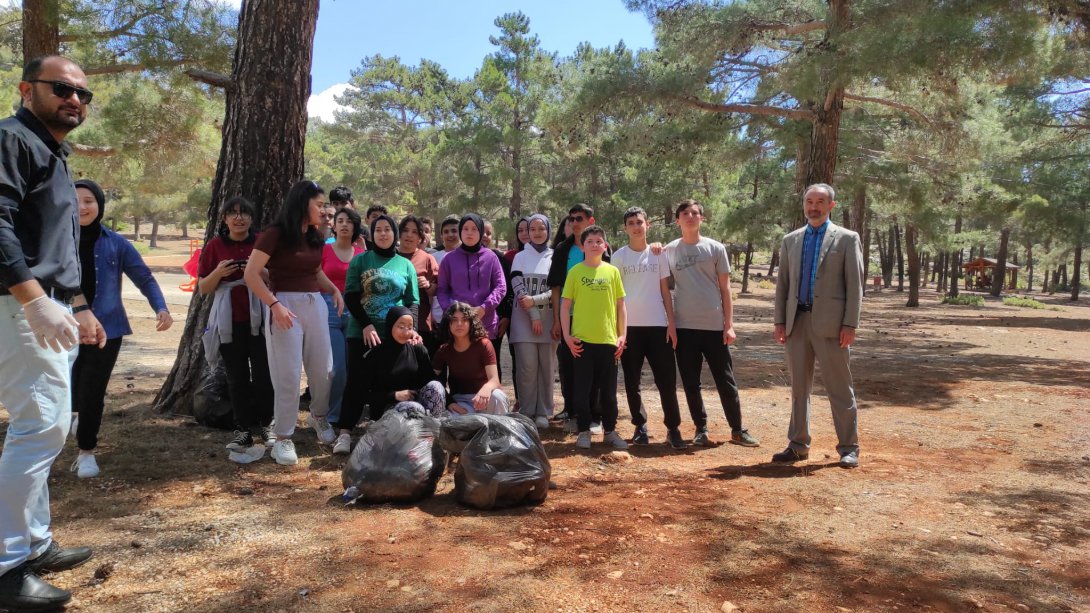19 Mayıs Atatürk'ü Anma Gençlik ve Spor Haftası münasebetiyle Orman Parkında üniversite ve lise öğrencilerimizle çevre temizliği yapıldı.