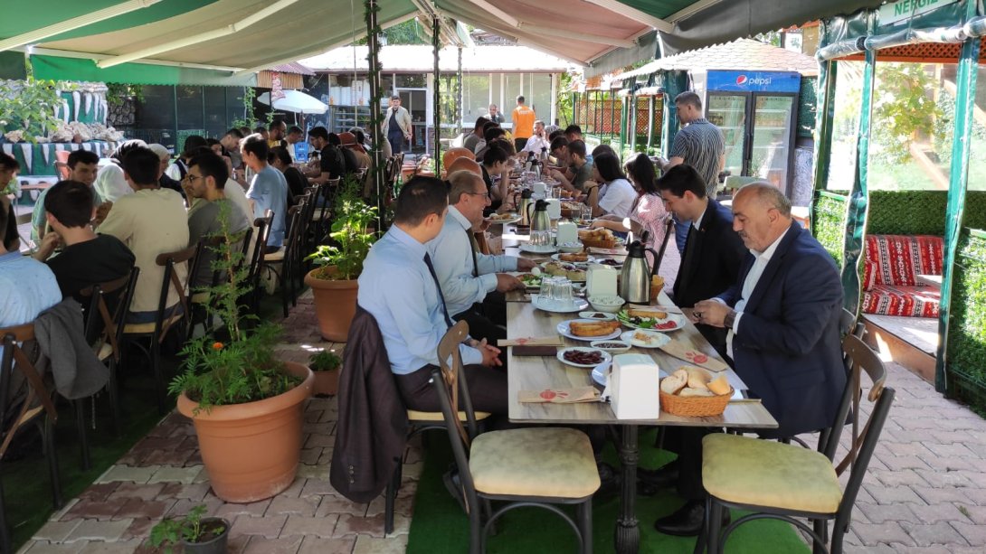 Ermenek Uysal Hasan Kalan Fen Lisesi 12. Sınıf öğrencileri ve okul öğretmenleri Moral kahvaltısında bir araya geldiler.