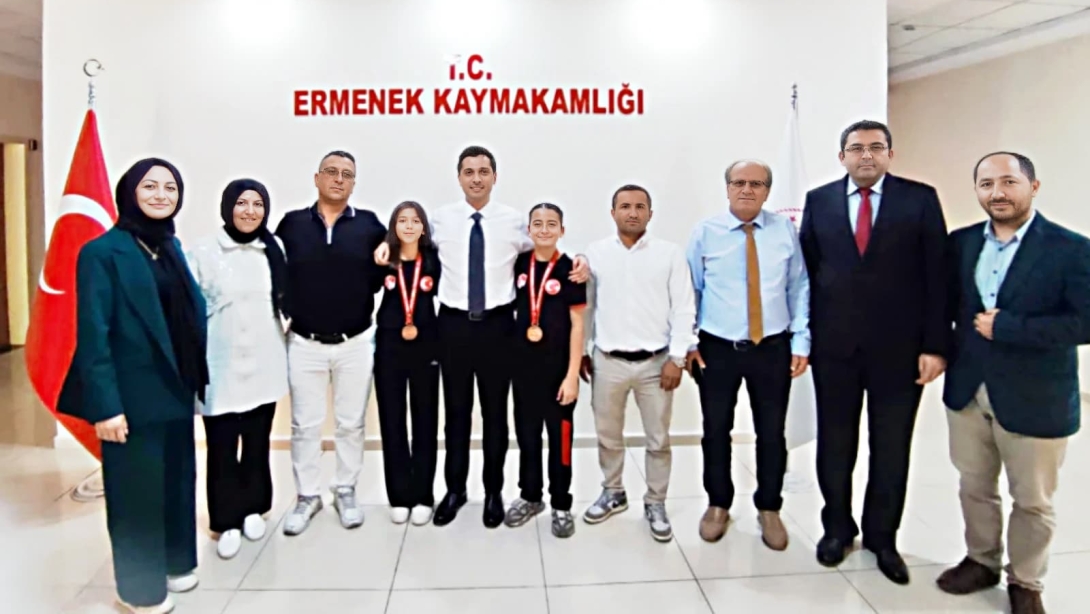 KAYMAKAMIMIZ, ŞEHİT MEHMET KIZILCA ORTAOKULU'NUN TÜRKİYE ÜÇÜNCÜSÜ SPORCULARINI TEBRİK ETTİ